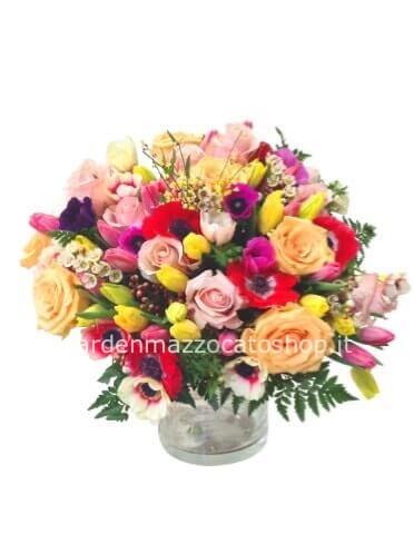 Bouquet ricco assortito di fiori freschi colorati.