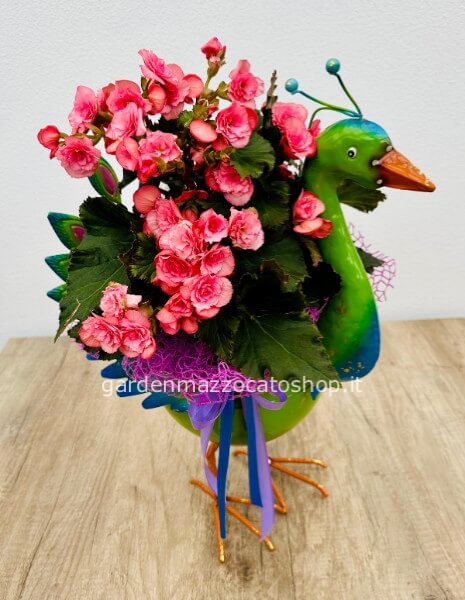 Pavone in latta lucida con pianta stagionale